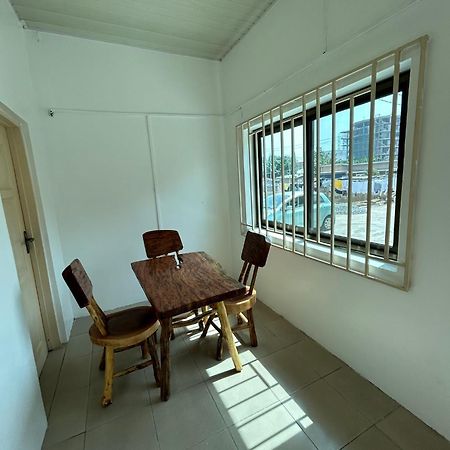 Appartamento Big & Confortable House In Oxford Street Barnor Accra Esterno foto