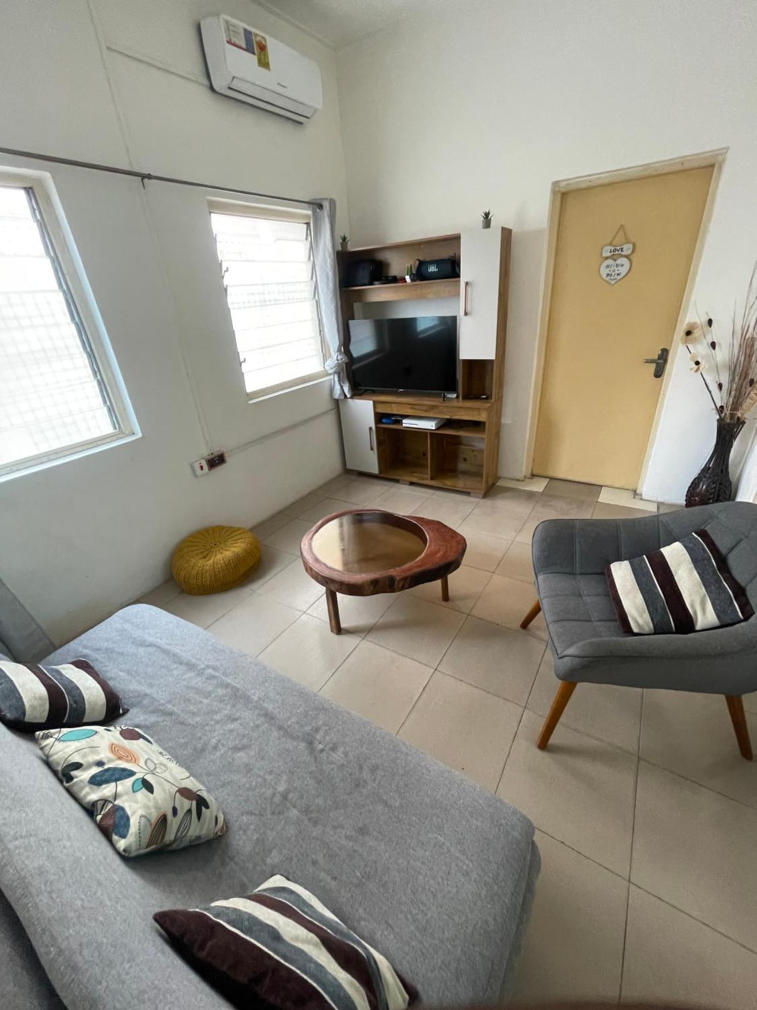 Appartamento Big & Confortable House In Oxford Street Barnor Accra Esterno foto