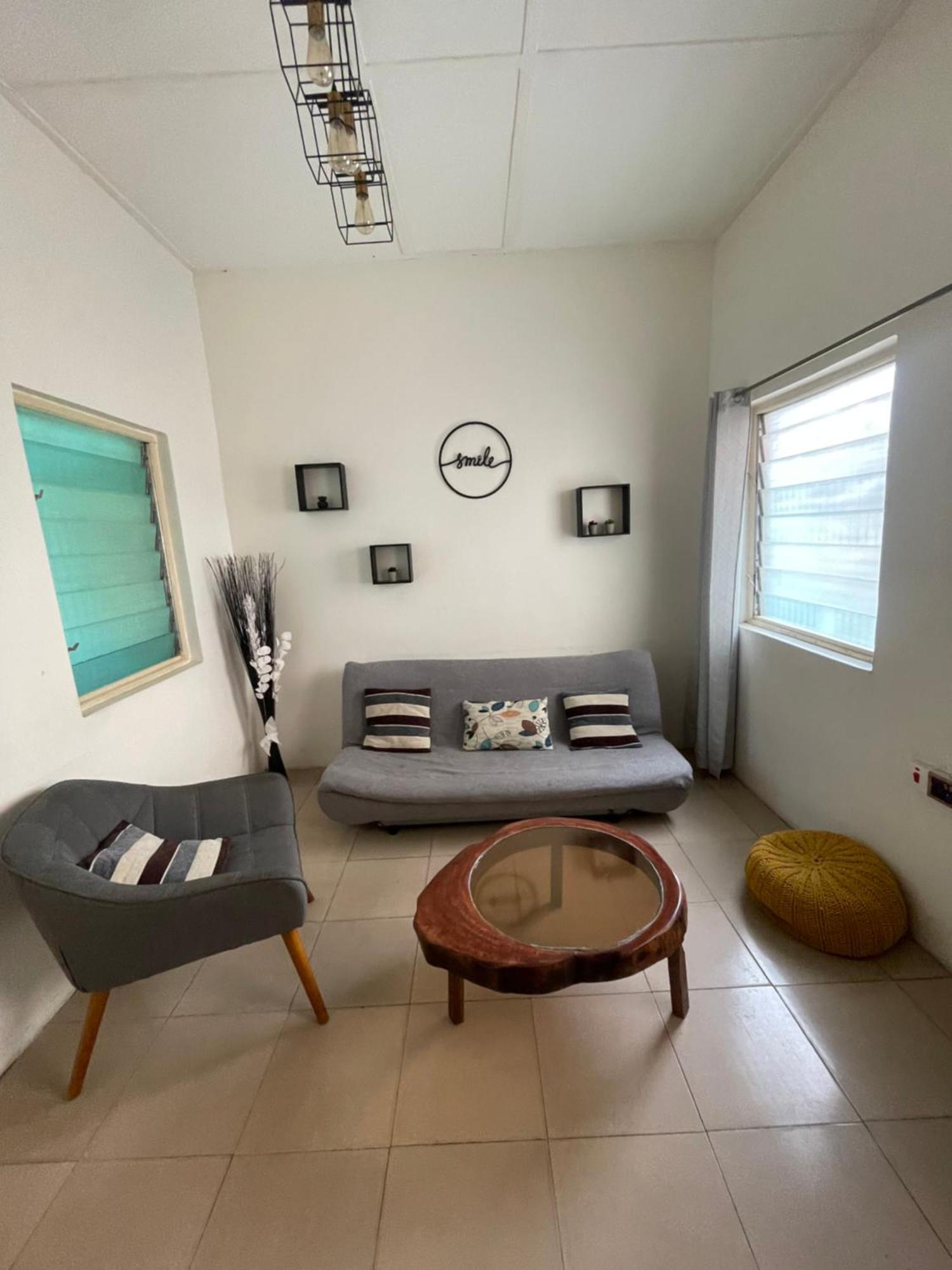 Appartamento Big & Confortable House In Oxford Street Barnor Accra Esterno foto