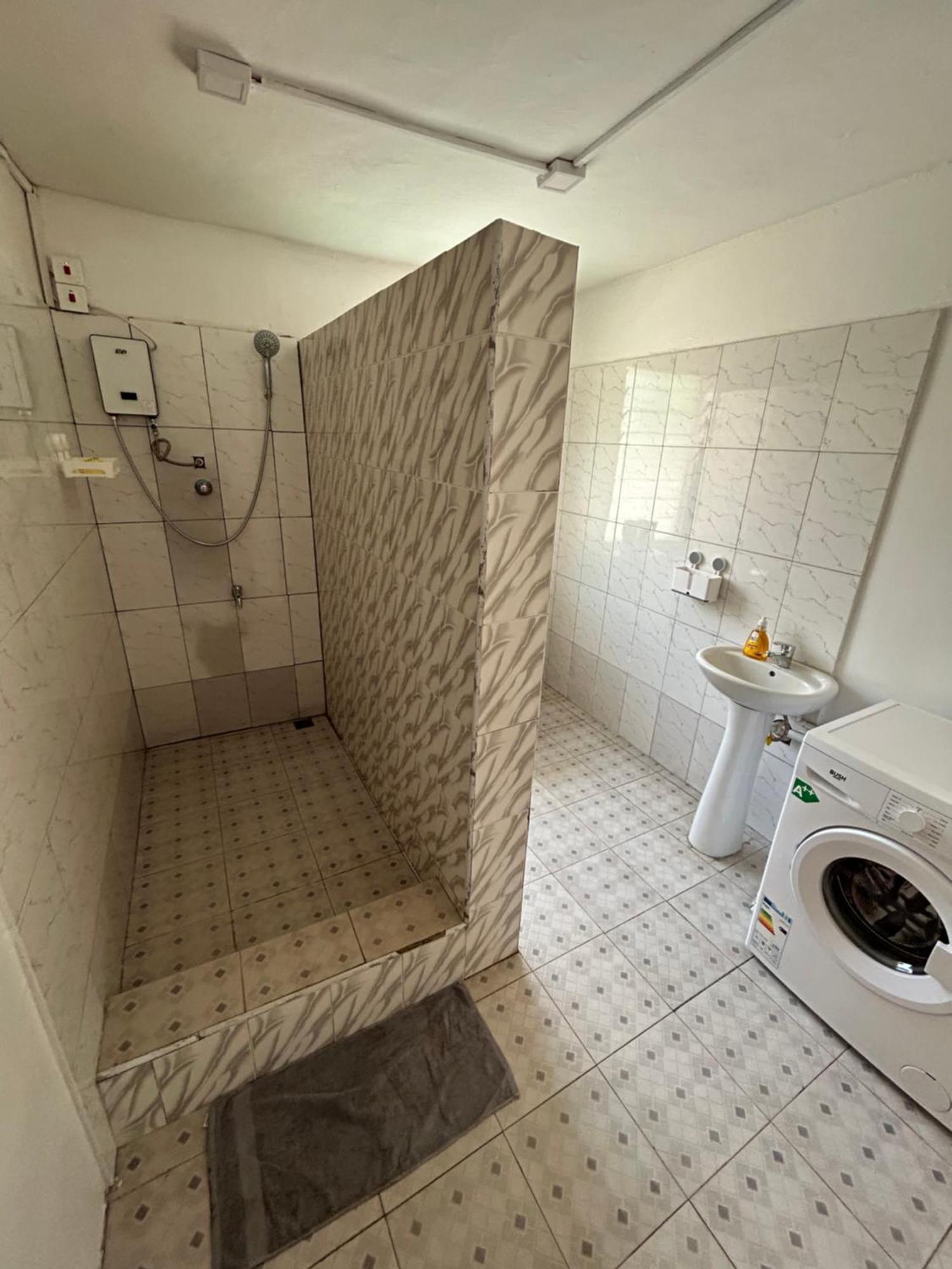 Appartamento Big & Confortable House In Oxford Street Barnor Accra Esterno foto