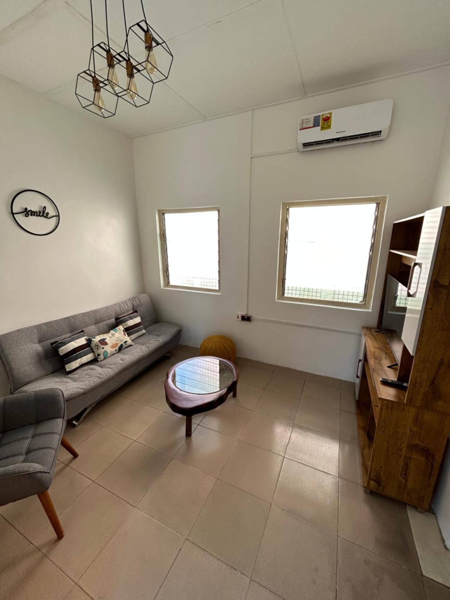 Appartamento Big & Confortable House In Oxford Street Barnor Accra Esterno foto